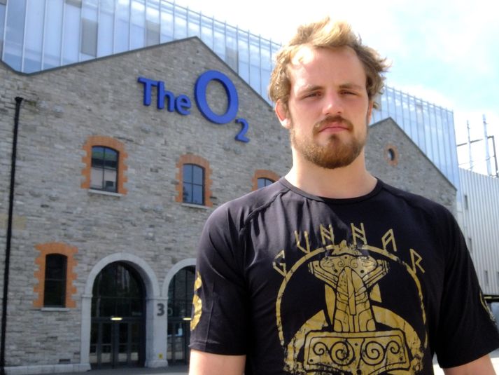 Gunnar Nelson fyrir utan O2 höllina þar sem hann barðist við Zak Cummings.