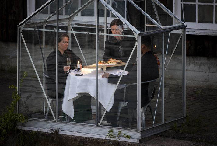 Par sést hér úti að borða í svokölluðu „sóttkvíargróðurhúsi“ í Amsterdam. Hver veit nema um kynlífsfélaga sé að ræða?