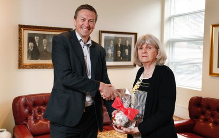 Pétur Magnússon, formaður Öldrunarráðs Íslands, afhendir Guðrúnu Birnu Gísladóttur, forstjóra Grundar, viðurkenninguna fyrr í dag.