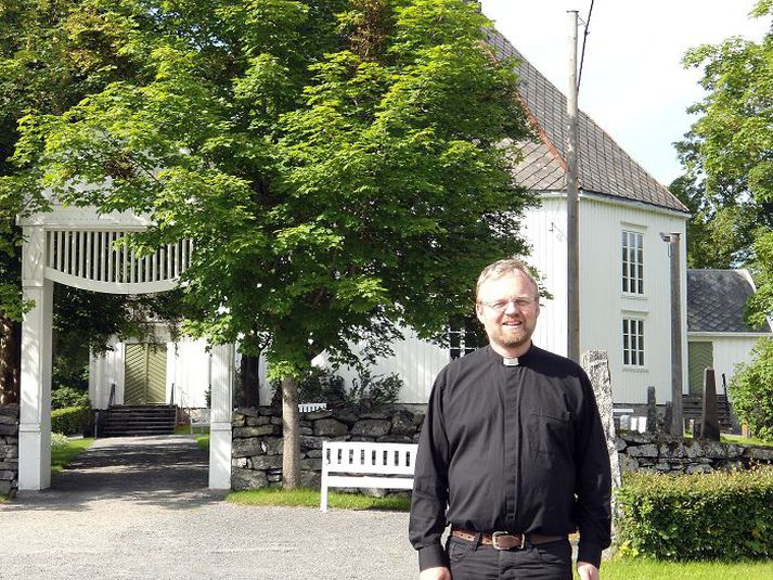 Arnaldur Bárðarson við kirkjuna í Hemne þar sem hann hefur þjónað síðan í ársbyrjun 2010.