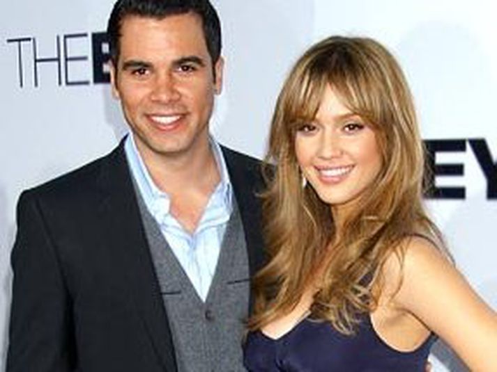Jessica Alba og Cash Warren eignuðust stúlku um helgina. MYND/Us Magazine.