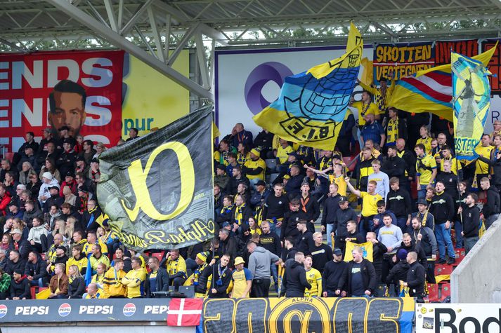 Gulklæddir stuðningsmenn Bröndby létu öllu illum látum þegar leið á leikinn og eftir leik.