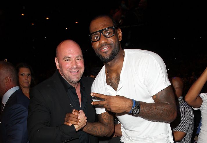 LeBron fær sér örugglega rauðvínsglas með Dana White.