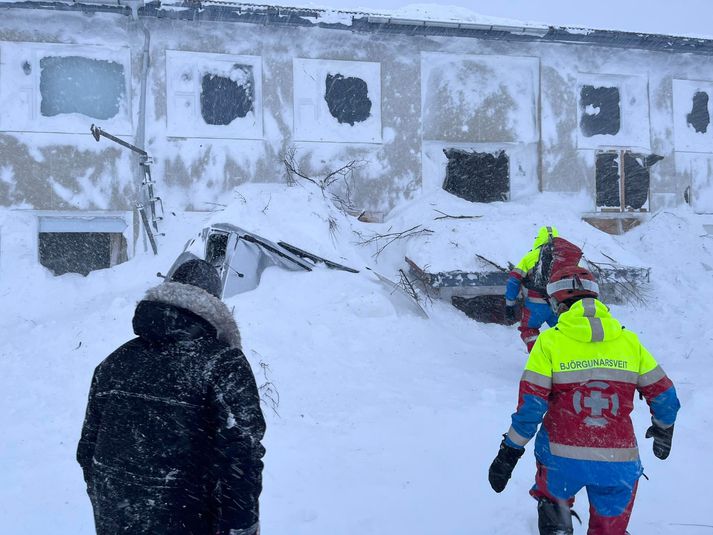 Björgunarsveitarmenn að störfum í Starmýri í Neskaupstað í morgun. 