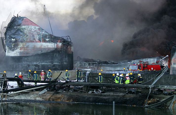 Við slökkvistörf í Bretlandi. Slökkviliðsmenn börðust enn við elda í Buncefield olíubirgðastöðinni í London í gær og reyndu að kæfa eldana með sérstakri froðu. Hérlendis á fyrirtækið Olíudreifing mestar froðubirgðir og kom sér nýverið upp færanlegum slökkvibúnaði.