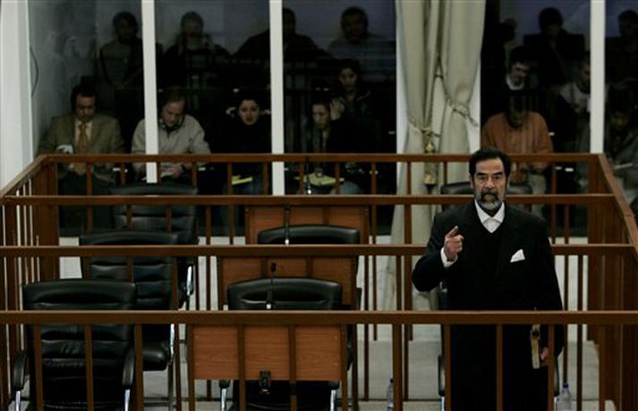 Saddam Hussein, fyrrverandi forseti Íraks, við réttarhöldin í morgun.