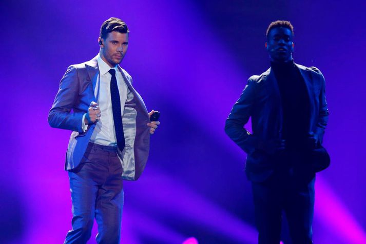 Robin Bengtsson (t.v.) ásamt dansara á sviðinu í Kænugarði í Eurovision í fyrra.