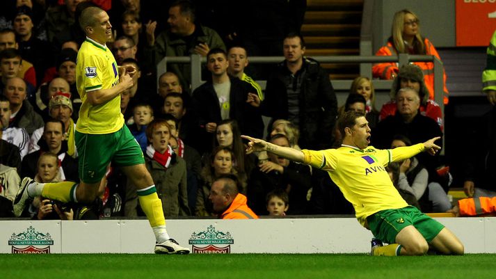Grant Holt fagnar jöfnunarmarki sínu í kvöld.