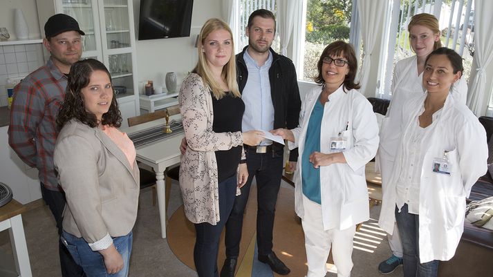 Börn og tengdabörn Arnars Guðmundssonar ásamt starfsfólki blóðlækningadeildar 11G.