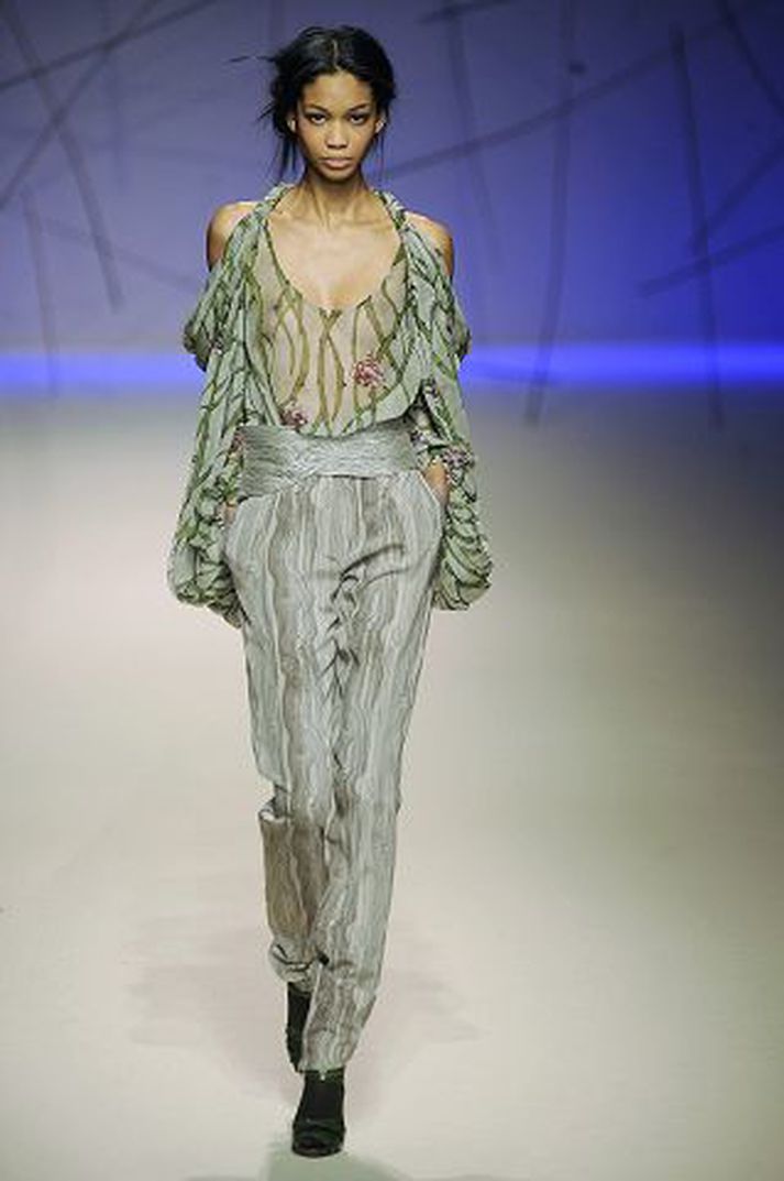 Tignarleg Iman sýnir flíkur tískuhússins Emanuel Ungaro í París árið 2008. 
Nordicphotos/Getty