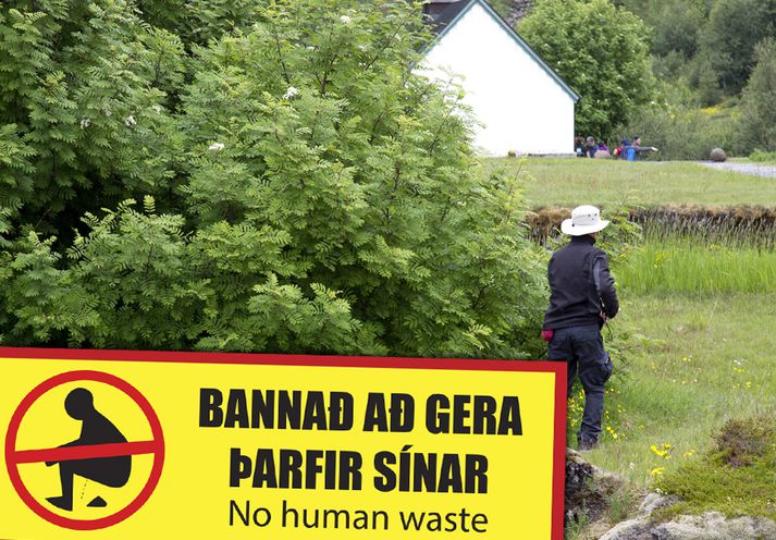 Skiltið og ferðalangur á þingvöllum sem hafði að vísu ekki verið að létta á sér.