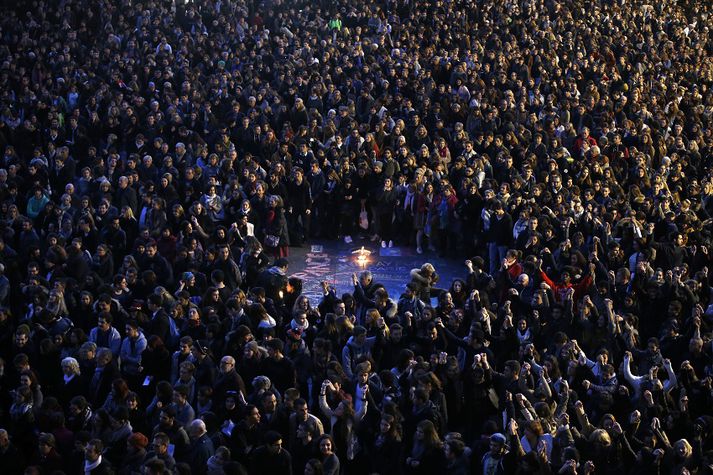 129 létust í árásunum í París. Minningarathafnir hafa verið haldnar víða um Frakkland undanfarna daga, en þessi mynd var tekin í Toulouse í dag.