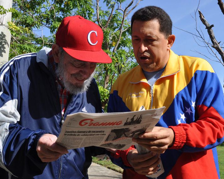 Félaganir Fidel Castro og Hugo Chavez fylgjast vel með boltanum.
