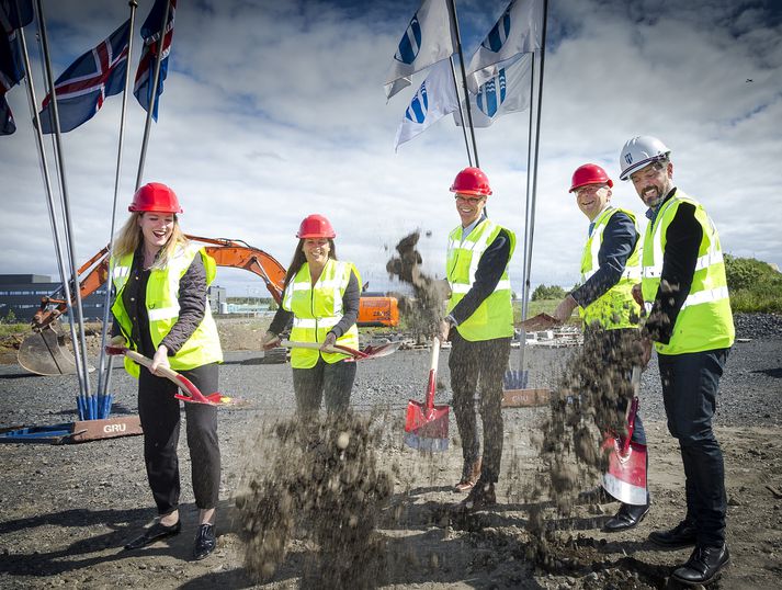 Frá vinstri: Ragna Sigurðardóttir formaður SHÍ, Guðrún Björnsdóttir framkvæmdastjóri FS, Eiríkur Hilmarsson framkvæmdastjóri Vísindagarða HÍ, Jón Atli Benediktsson rektor Háskóla Íslands og Dagur B. Eggertsson borgarstjóri í Reykjavík.