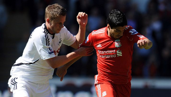 Gylfi Þór Sigurðsson í baráttu við Luis Suarez.
