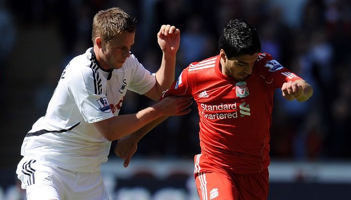 Gylfi Þór Sigurðsson í baráttu við Luis Suarez.