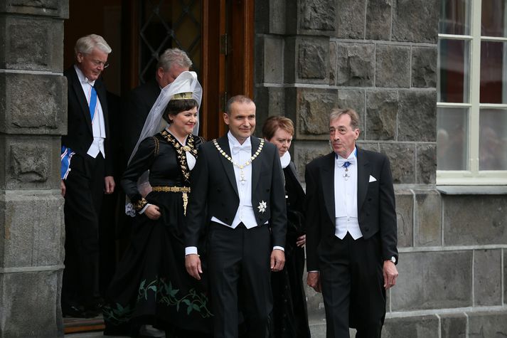 Guðni Th. Jóhannesson ásamt Markúsi Sigurbjörnssyni, forseta Hæstaréttar. Að baki þeirra standa Eliza Reid, eiginkona Guðna, Agnes M. Sigurðardóttir, biskup Íslands, Ólafur Ragnar Grímsson, fráfarandi forseti og Sigurður Ingi Jóhannsson, forsætisráðherra.