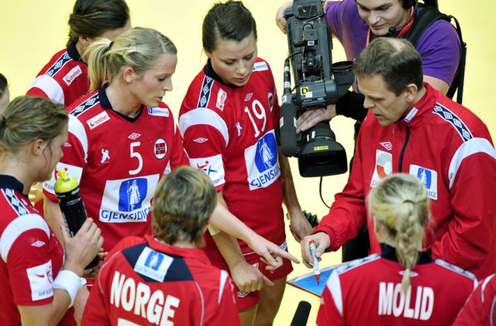 Þórir stýrir leikhléi í leik með norska landsliðinu á EM.