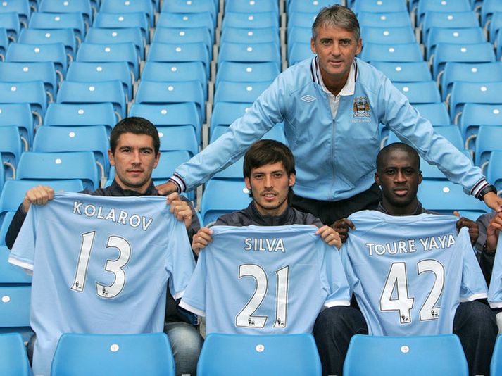Roberto Mancini er með þá Yaya Toure, David Silva og Aleksandar Kolarov í byrjunarliðinu.