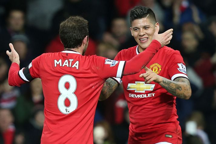 Marcos Rojo fagnað af hinum markaskoraranum Juan Mata.