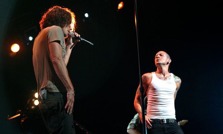 Tónlistarheimurinn minnist Chester Bennington. Þessi mynd var tekinn af honum með Chris Cornell árið 2007.