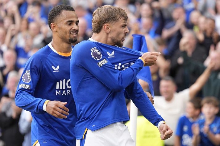 Kiernan Dewsbury-Hall fagnar eftir að hafa komið Everton yfir gegn Crystal Palace skömmu fyrir hálfleik.