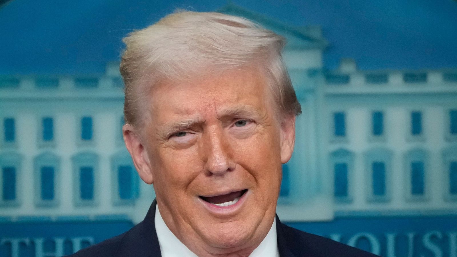 Ó­væntur blaða­manna­fundur: Las „afrekabókina“ og sýndi myndir af glæpa­mönnum