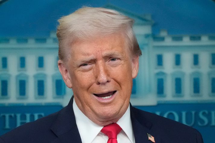 Trump mætti óvænt á blaðamannafund.