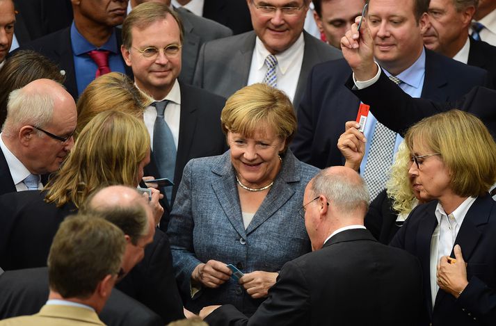Angela Merkel virtist vera kát eftir niðurstöðu atkvæðagreiðslu þingsins.