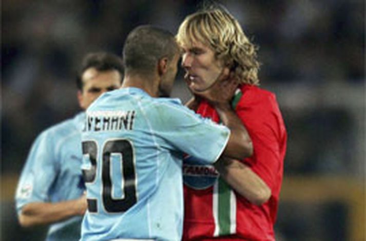 Leikmenn Lazio tóku Pavel Nedved hjá Juventus engum vettlingatökum í leiknum í gær, eins og þessi mynd ber með sér