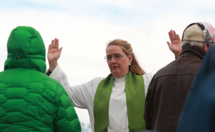 Prestur dagsins var sr. Ninna Sif Svavarsdóttir í útiguðsþjónustunni í Arnarbæli í Ölfusi, sem tókst einstaklega vel.