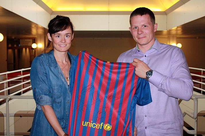Hér fær Einar Örn Jónsson treyjuna úr höndum Hólmfríðar Önnu Baldursdóttur.mynd/unicef