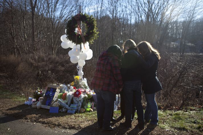 Íbúar Newtown, þar sem tuttugu ung börn voru myrt í Sandy Hook skólanum árið 2012, syrgja.