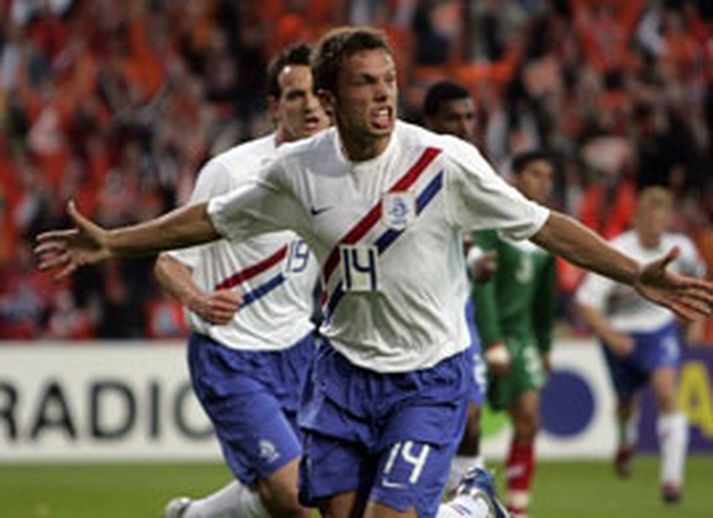 John Heitinga leikmaður Hollendinga fagnar marki sínu gegn Mexíkó þann 1. júní síðastliðinn í Eindhoven