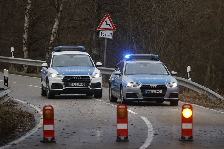 Lögreglumennirnir voru skotnir við skyldustörf en sveitaveginum Kreisstrasse 22 milli Mayweilerhof og Ulmet í Þýskalandi var lokað á meðan unnið var að rannsókn málsins.