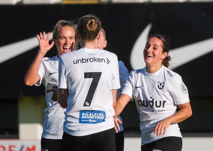 Thelma Lóa (lengst til vinstri) fagnar einu af fimm mörkum FH í kvöld