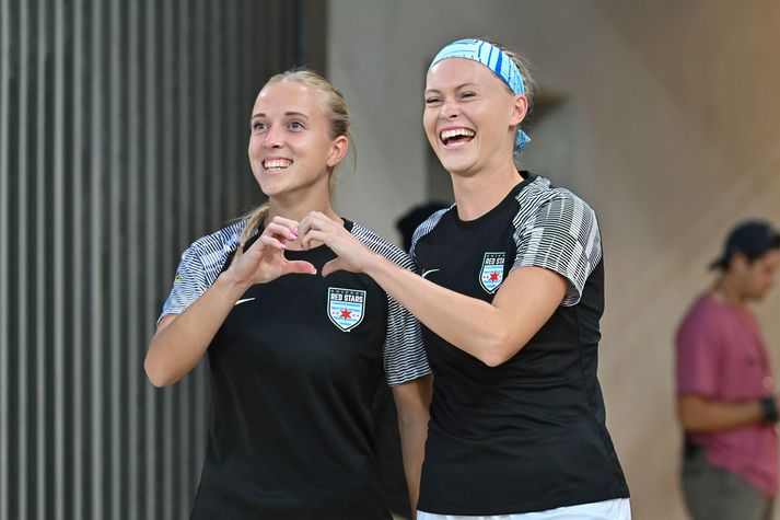 Mikenna McManus sést hér til vinstri vi hlið Amöndu Kowalski á tíma sínum sem leikmaður Chicago Red Stars í NWSL deildinni.