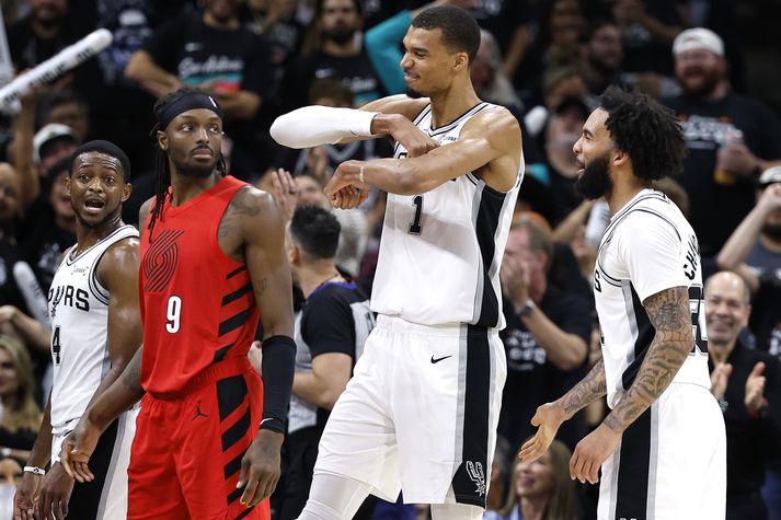 Menn komast ekki svo auðveldlega að körfunni þegar Victor Wembanyama stendur í teignum. 