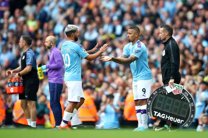 Agüero var tekinn af velli á 66. mínútu. Hann reifst við Guardiola á leið sinni á varamannabekkinn.