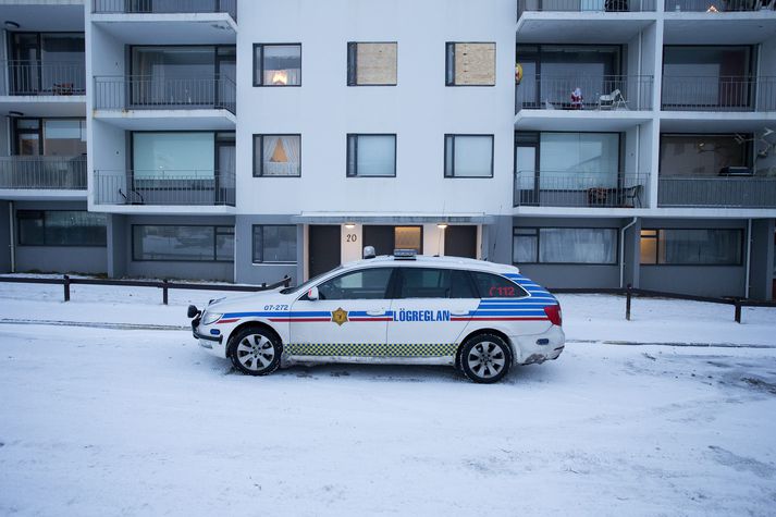 Systir mannsins sem lést í skotárásinni í Hraunbæ segir ýmislegt athugavert við vinnubrögð lögreglunnar á vettvangi.