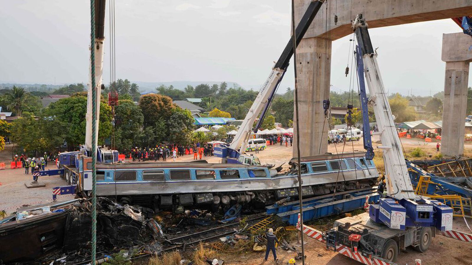 32 látnir eftir að krani féll á lest í Taí­landi
