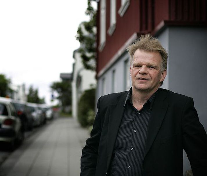 Þýskir, norskir og danskir útgefendur hafa fest kaup á útgáfuréttinum að Hvítu bók Einars Más. Einar segist telja að í alþjóða efnahagskreppunni finnist mönnum aðstæður Íslendinga vera málið í hnotskurn.Fréttablaðið/Arnþór