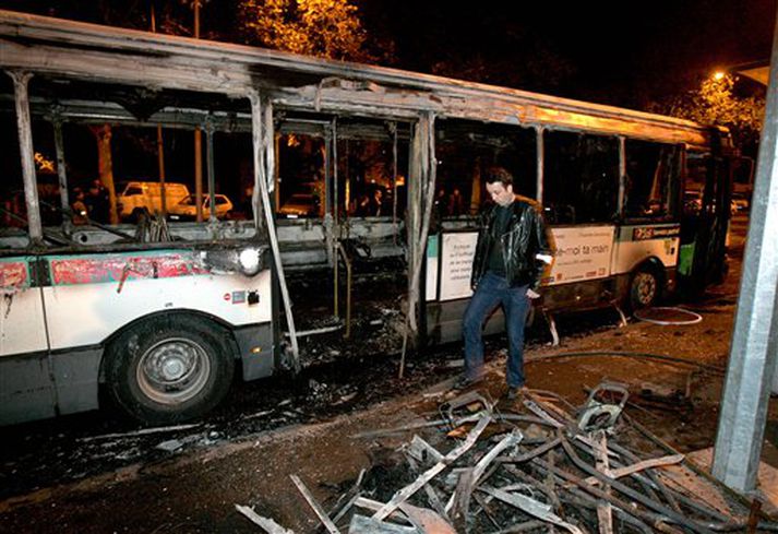 Lítið var eftir af strætisvagninum þegar búið var að slökkva í honum.