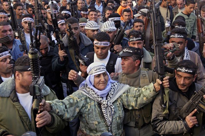 Stuðningsmenn Al-Aqsa-píslarvottanna, herskás arms Fatah-hreyfingarinnar, skekja vopn sín á æsingafundi í Jenin á Vesturbakkanum í gær.