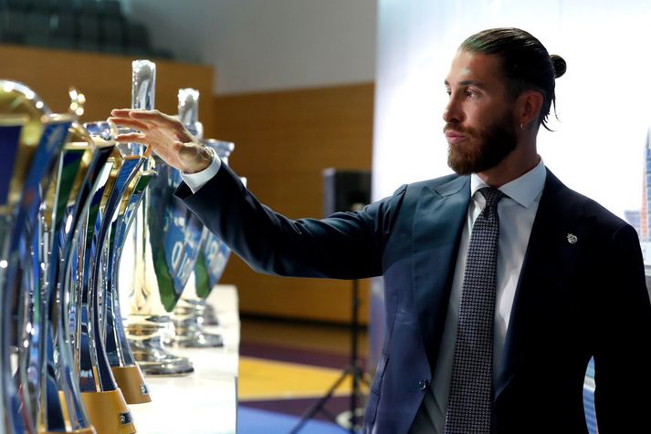 Sergio Ramos skoðar alla bikarana sem hann vann með Real Madrid.