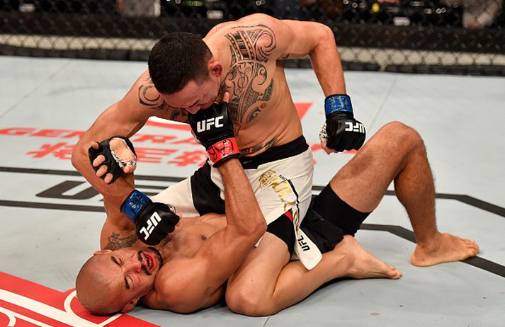 Max Holloway í yfirburðarstöðu gegn Jose Aldo.