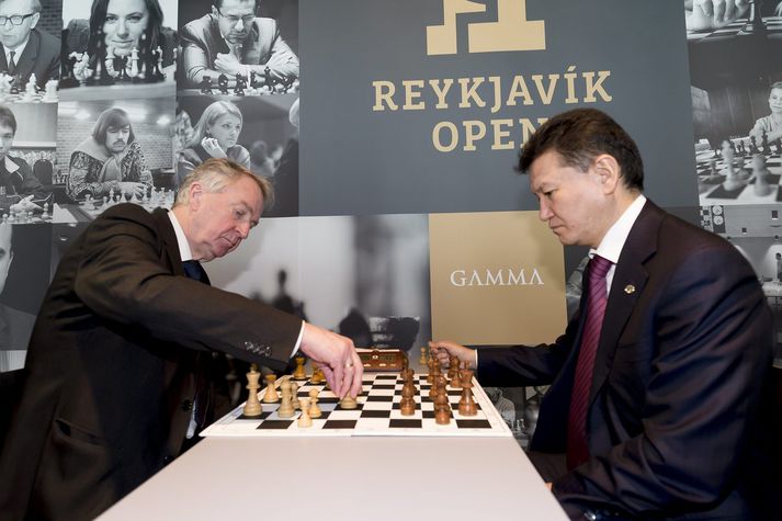 Fyrrverandi heimsmeistari, Garrí Kasparov, kallaði Friðrik Ólafsson "síðasta heiðursmanninn í FIDE“. Friðrik teflir hér við sitjandi forseta, Kirsan Ilyumzhinov. 