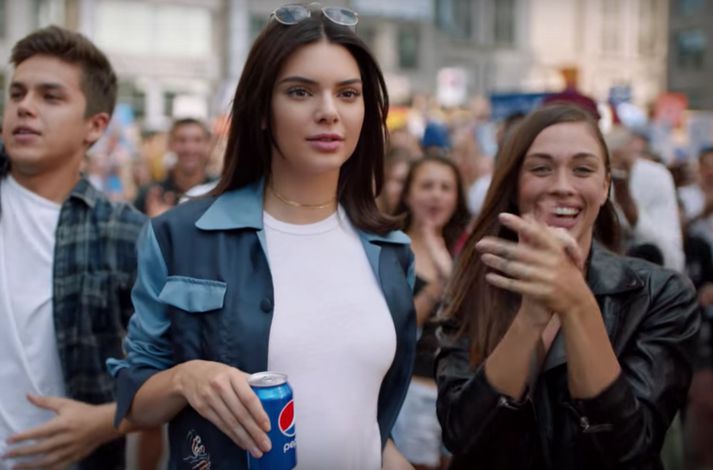 Kendall Jenner sér greinilega eftir að hafa leikið í Pepsi auglýsingunni.