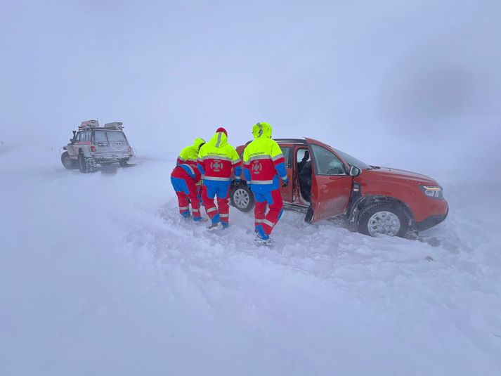 Það hefur þurft að aðstoða fasta bíla víðs vegar um landið.