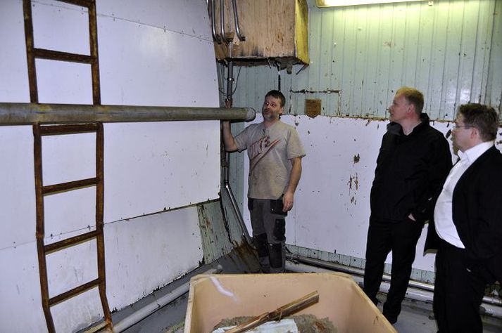 Síða skipsins hefur gengið inn um 35-40 sentímetra, eins og sést í lestinni.